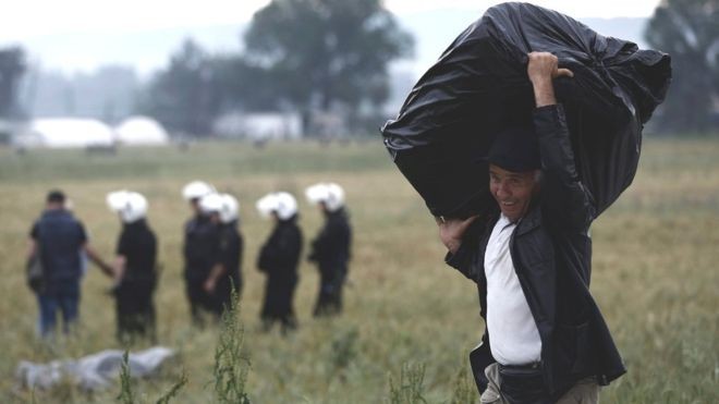 Thousands of migrants evacuated from makeshift Idomeni camp, Greece - ảnh 1